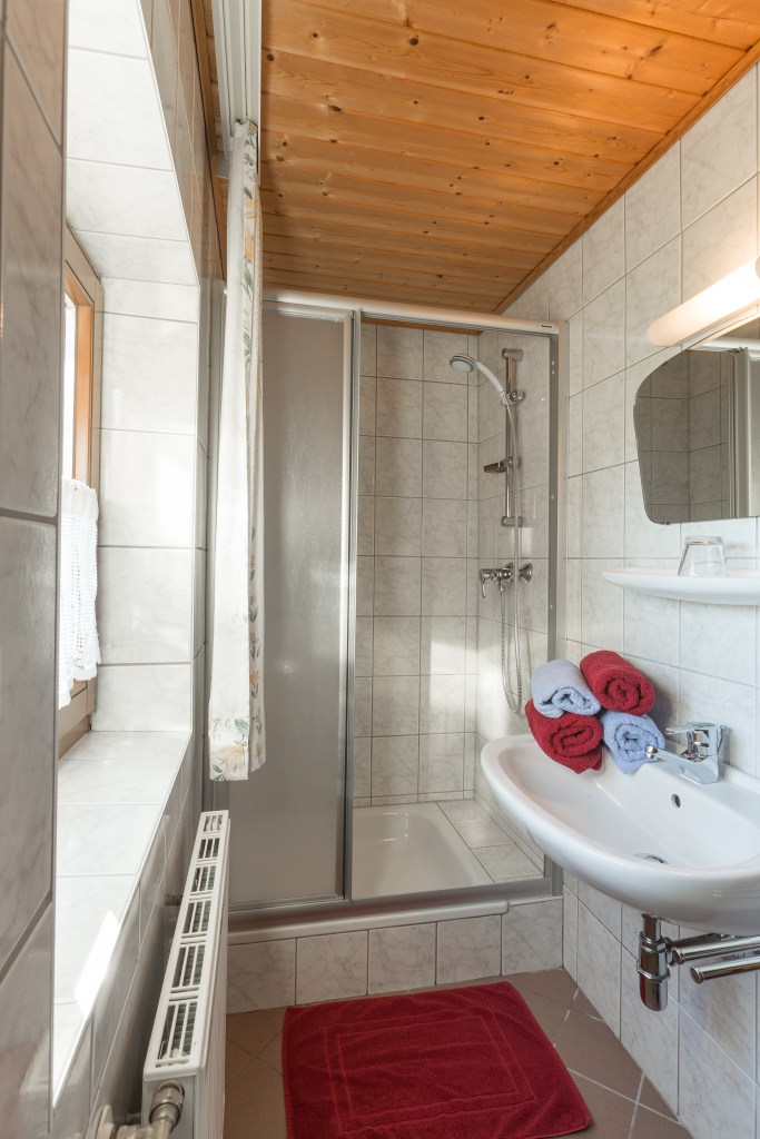 Dusche und Waschbecken