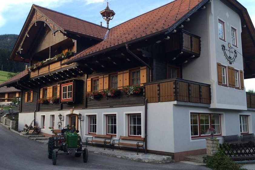 Hofansicht Eingangsbereich mit Traktor