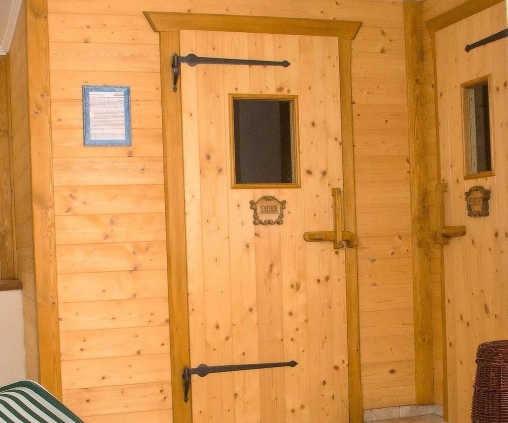 Zirbenholztür des Wellnessbereiches