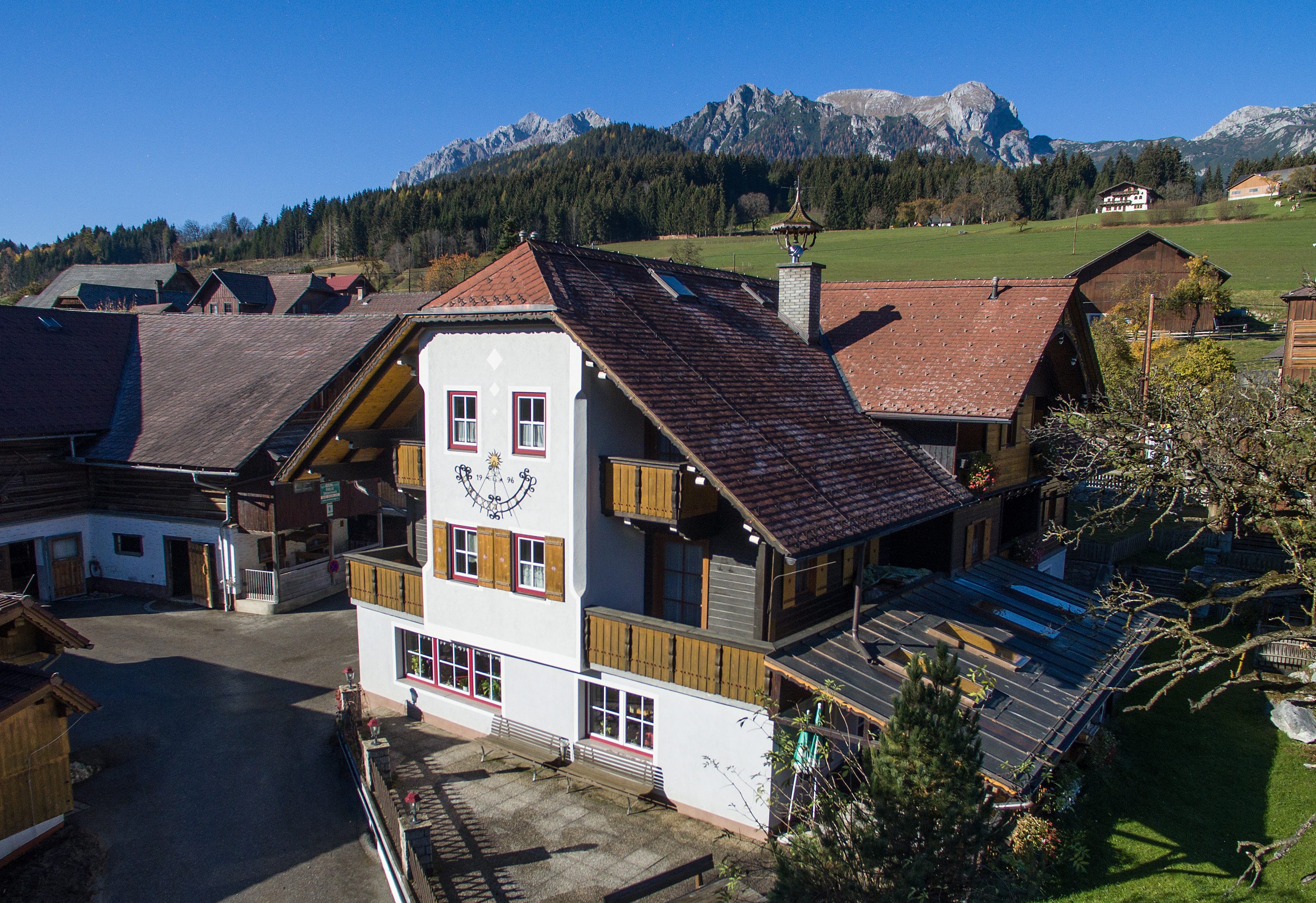 Zaunerhof mit Sonnenuhr auf der Fassade