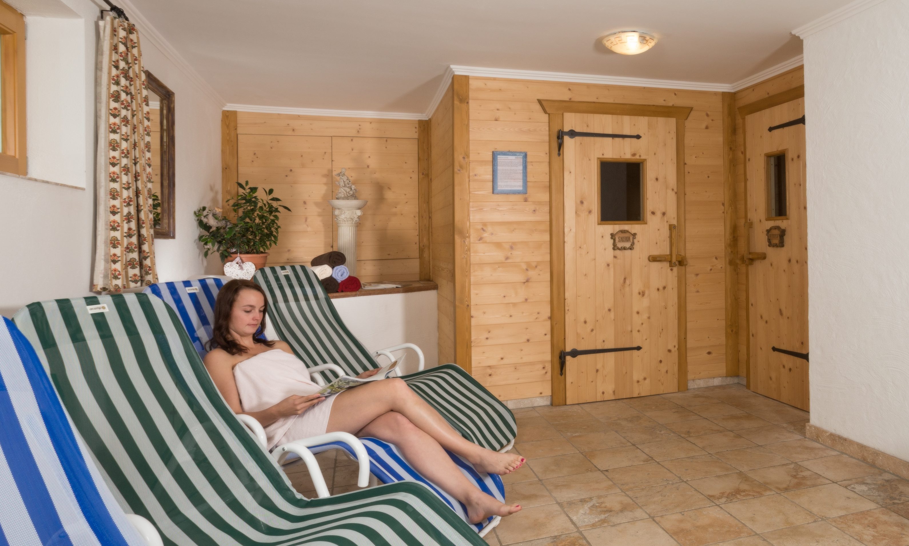 Frau im Wellnessbereich