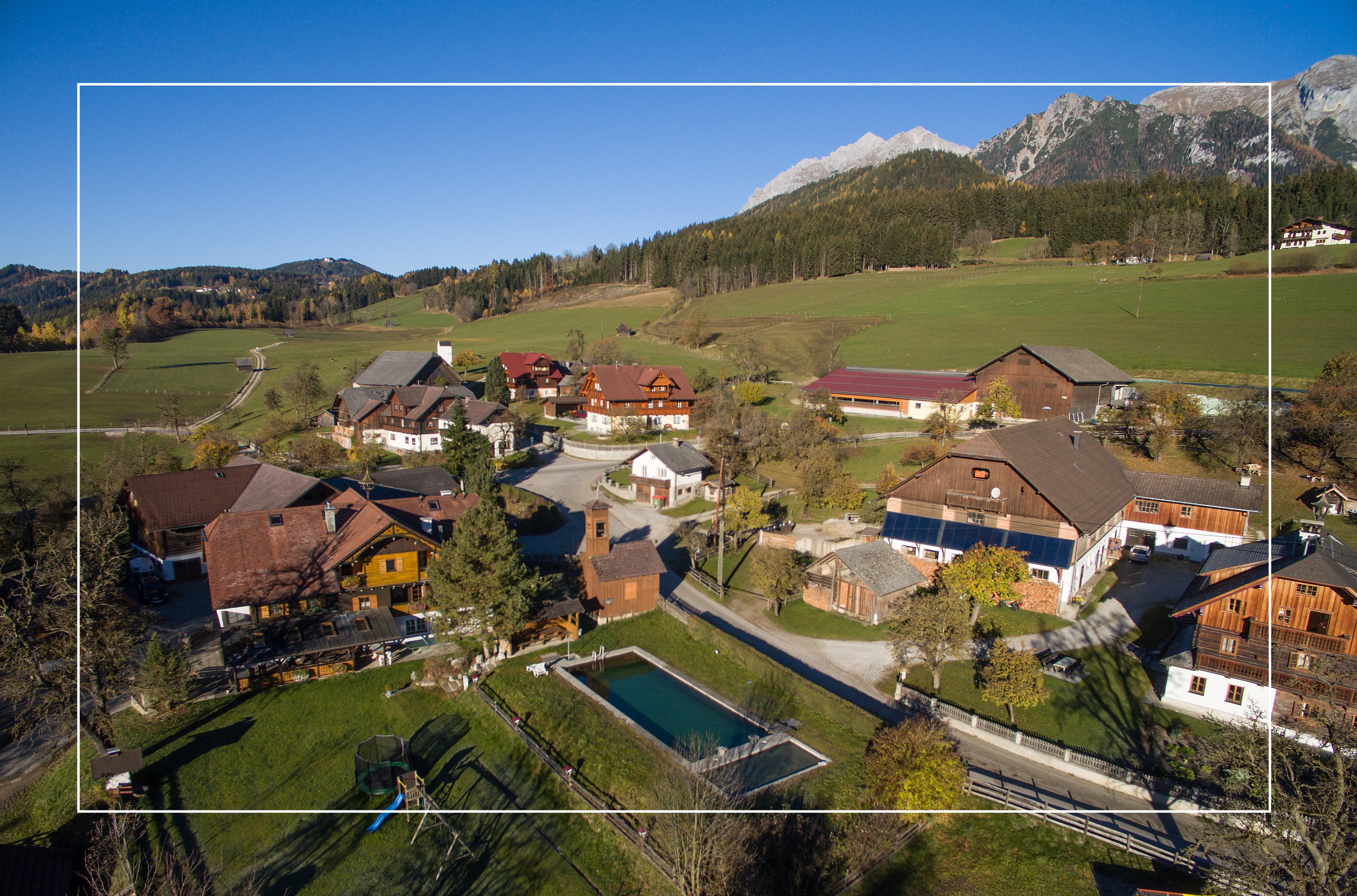 Zaunhof mit Pool von oben