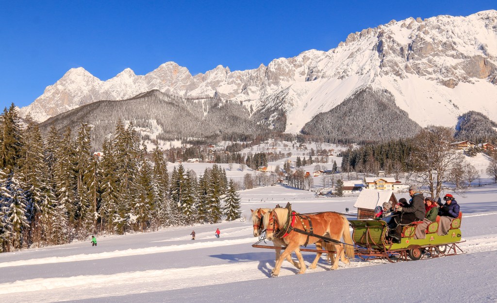 Pferdeschlittenfahrt vor dem Dachsteinmassiv in der schönen Ramsauer Winterlandschaft