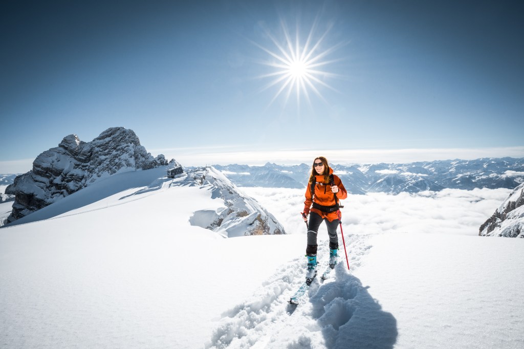 Tourenskigeherin bei strahlenden Sonnenschein am Dachsteingletscher